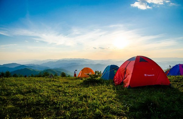 Quelles sont les meilleures pratiques pour un camping zéro déchet en montagne?