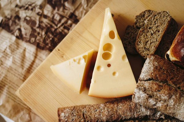 Où participer à un atelier de fabrication de fromages artisanaux dans les Alpes suisses?